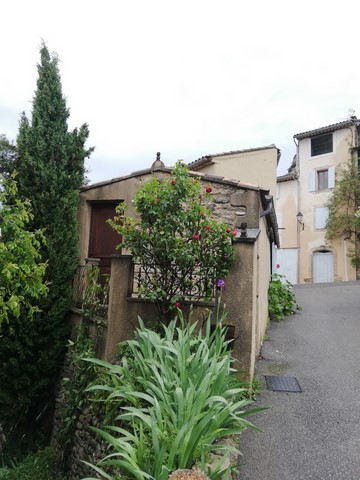L'entrée et la terrasse de la chambrette